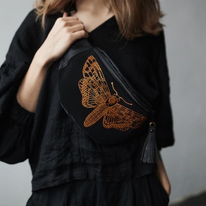 DAY MOTH ~ Geschenk für sie ~ vegane Bauchtasche ~ Kork-Bauchtasche mit Stickerei ~ bestickte Motte ~ elegante Bauchtasche ~ schwarze Bauchtasche ~ Kork