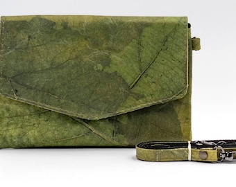 Petite mais fine pochette en cuir de feuille végétalien disponible en 10 couleurs différentes