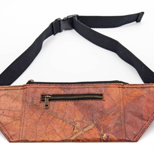 Vegan fanny pack/wallet made of teak leaves, i.e. vegan leather material