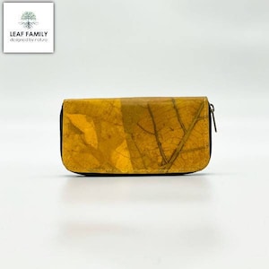 Práctica cartera larga vegana hecha de hojas de teca
