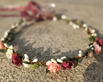 Corona de flores burdeos y rosa: tocado nupcial