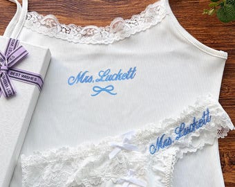 Completo intimo in pizzo personalizzato: regalo per addio al nubilato, pigiama ricamato su misura, slip canotta per la prima notte di nozze SXQ1604