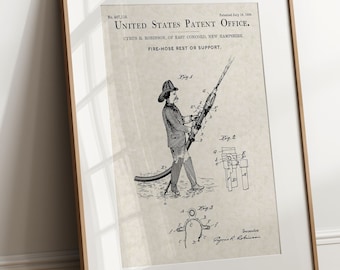 Może przedstawiać: Czarno-biała ilustracja patentu na podpórkę do węża strażackiego. Patent pochodzi z 15 lipca 1895 roku i został przyznany Ceres Robson z East Concord w stanie New Hampshire. Ilustracja przedstawia strażaka trzymającego wąż strażacki.