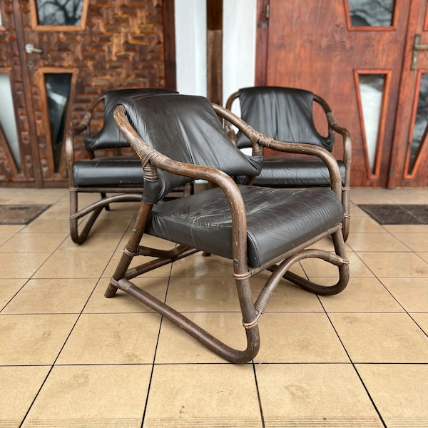 Chaise longue en bambou avec assise en cuir marron.