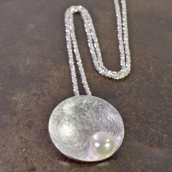 sterling silver necklace with a pearl !