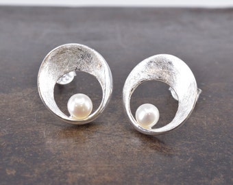 Boucles d'oreilles puces élégantes en argent sterling 925, ornées de perles. Idéales comme cadeau, ces boucles d'oreilles puces de haute qualité sont en argent sterling.