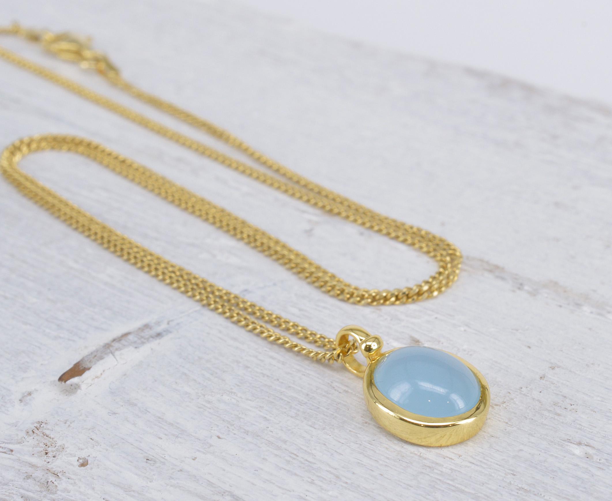 Collier Avec Pendentif En Calcédoine Plaqué Or 18K - Bijou Français Neuf Avec étiquettes, Thème Beauté, Pierre Naturelle