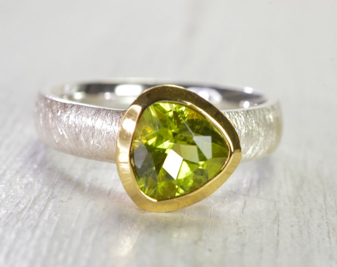 Peridot ring  sterling silver