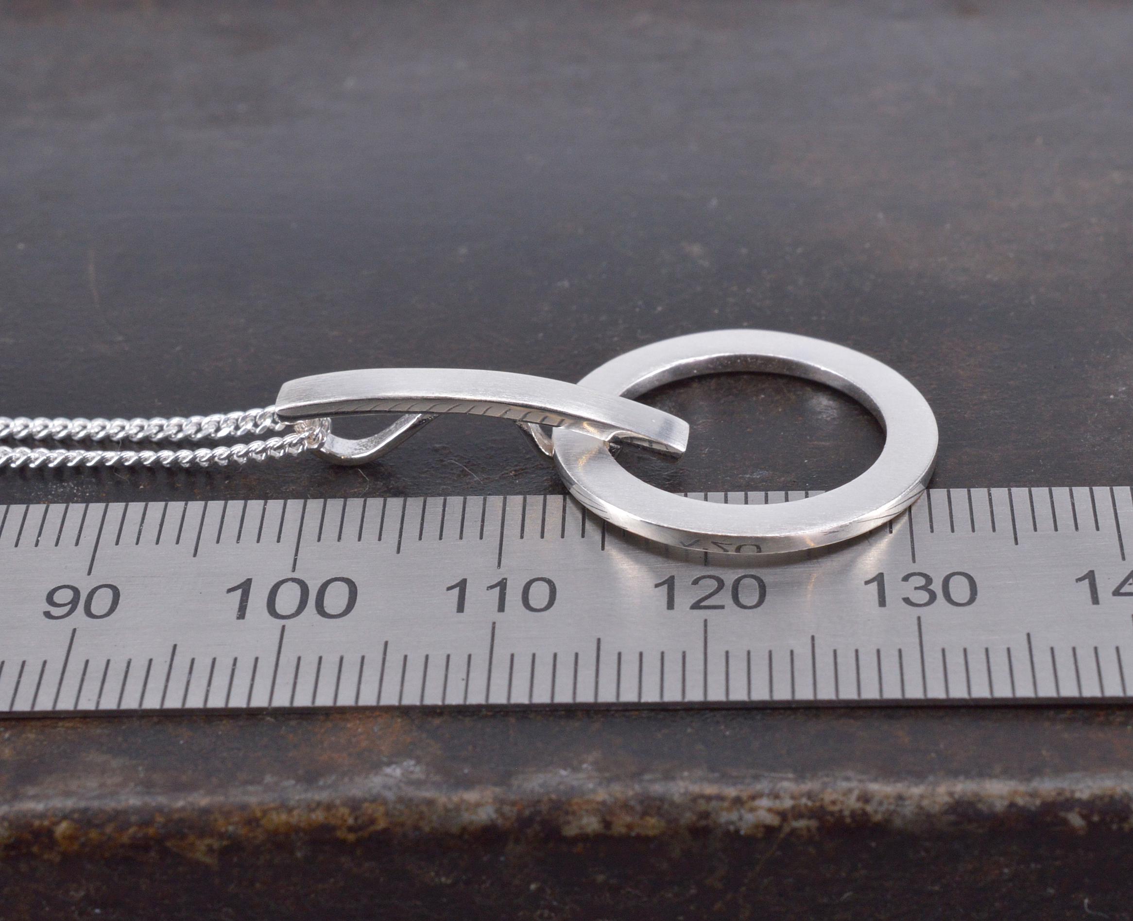 ペンダント付き幾何学的なネックレス、シルバーのミニマリスト