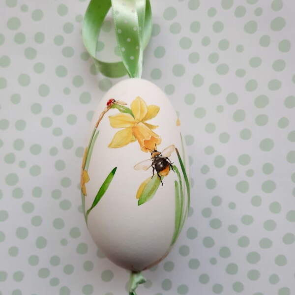 XL egg with daffodils and bumblebee