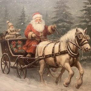 Puede incluir: Santa Claus, con un traje rojo y barba blanca, conduce un carruaje tirado por un caballo a través de un bosque nevado. Un niño se sienta en el carruaje con Santa. El carruaje está decorado con una corona y un lazo rojo.