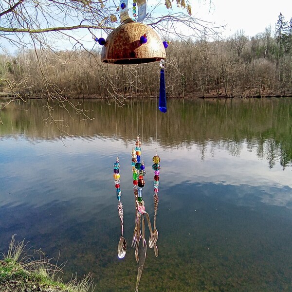 Klangspiel 'Kokos trifft Klunker', Windspiel, Mobile, Sonnenfänger, Suncatcher, Silberbesteck, Kokosschale