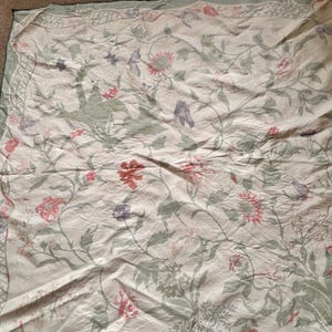 Puede incluir: Una taza de cer&aacute;mica blanca con un asa negra y el texto "But First, Coffee" en negro y negrita. La taza est&aacute; sobre una superficie de madera. La taza mide aproximadamente 10 cm de alto.