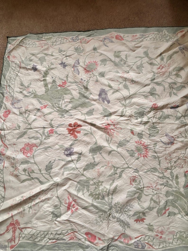 Puede incluir: Una taza de cer&aacute;mica blanca con un asa negra y el texto "But First, Coffee" en negro y negrita. La taza est&aacute; sobre una superficie de madera. La taza mide aproximadamente 10 cm de alto.