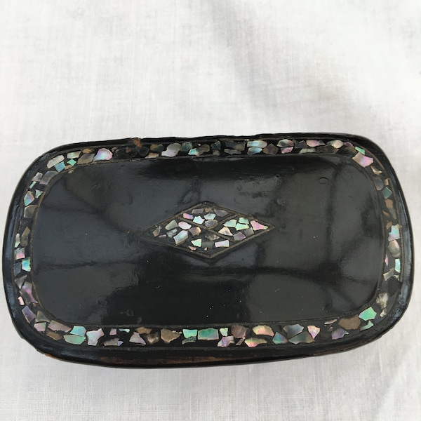 Snuff box in black papiere mache with mother of pearl inlayO