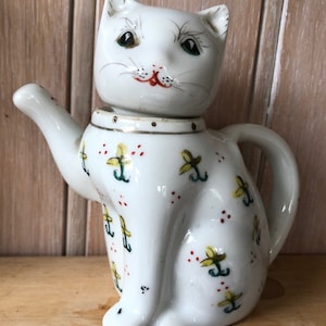 Lucky Cat Vintage tea pot