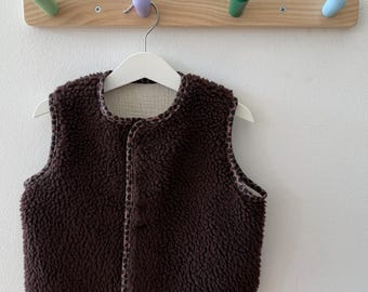 Gilet oversize in stile orsetto per neonati e bambini, con stampa leopardata marrone.