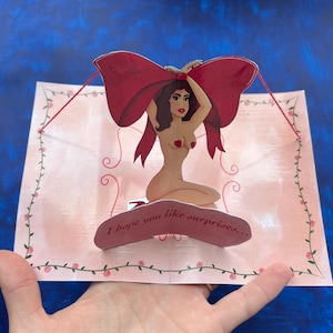 Divertente biglietto pop-up a sorpresa: "Spero che ti piacciano le sorprese" - Biglietto civettuolo fatto a mano per compleanno, San Valentino o semplicemente per divertimento
