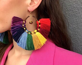 Audacieuses créoles arc-en-ciel à pampilles : boucles d'oreilles bohèmes tendance