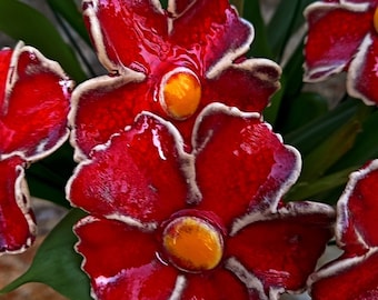 10 Keramikblumen 6 cm groß  in Effektrot