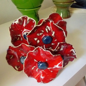 5 coquelicots en céramique rouge
