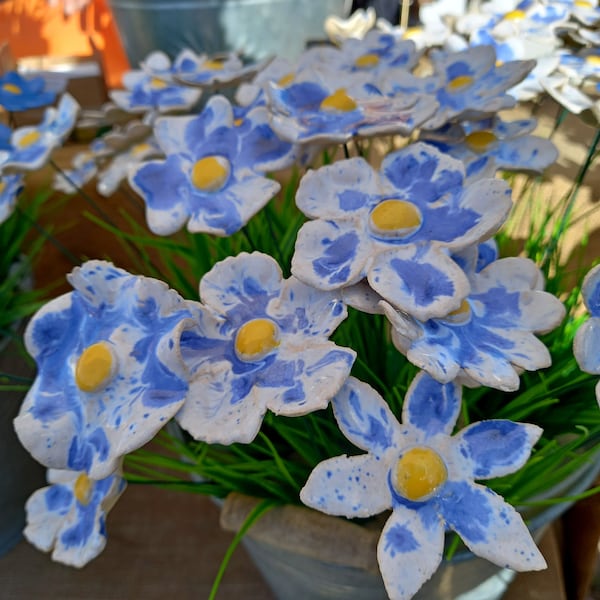 10 Keramikblumen blauweiß