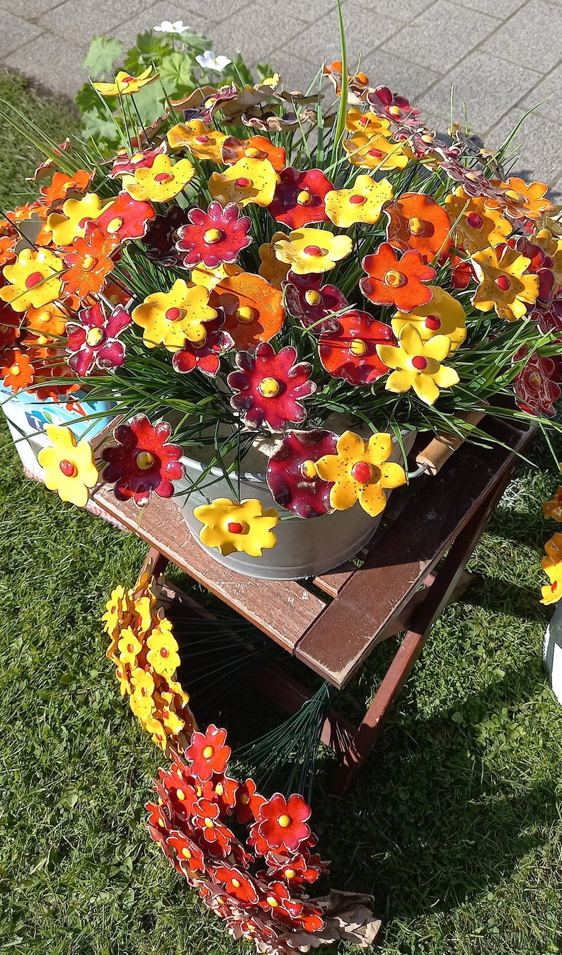 12 fleurs en céramique mix rouge/jaune/orange image 4