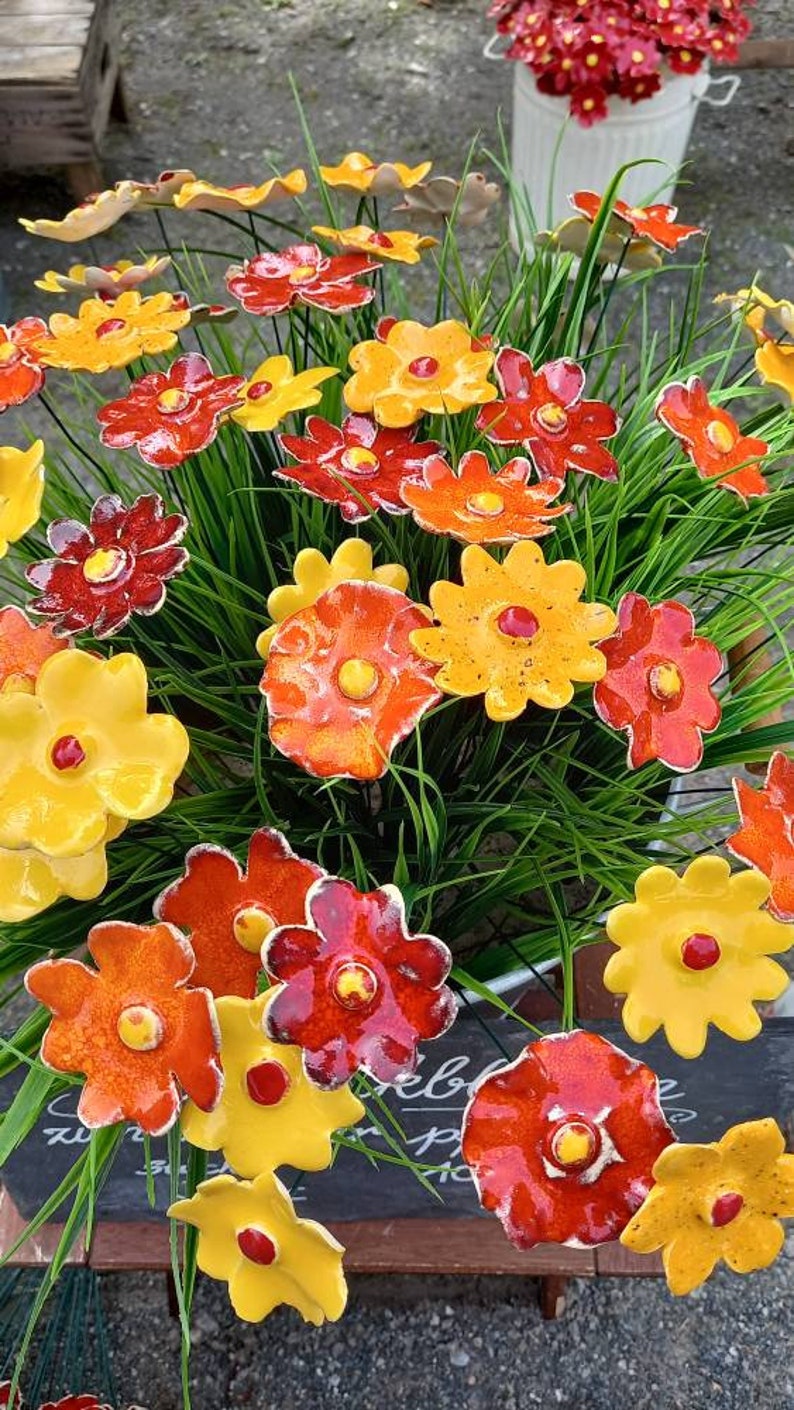 12 fleurs en céramique mix rouge/jaune/orange image 2