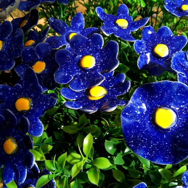 10 fleurs en céramique bleues