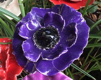 3 anêmonas de cerâmica em roxo escuro