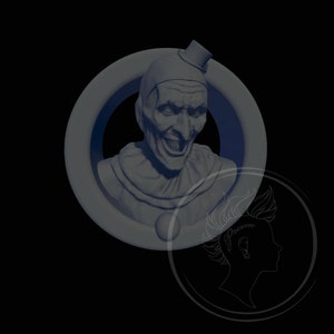 Può includere: Un busto di un clown stampato in 3D con un viso bianco, labbra rosse e un cappello nero. Il busto è inserito in una cornice circolare.