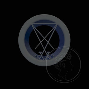 Könnte beinhalten: Ein dunkelblauer Kreis mit silbernem Rand und einem silbernen umgekehrten Pentagramm im Inneren. Der Kreis befindet sich auf einem schwarzen Hintergrund.