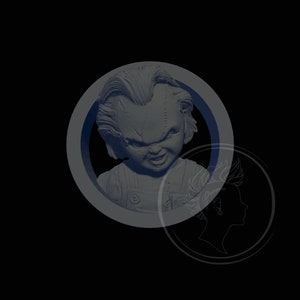 Könnte beinhalten: Eine weiße, 3D-gedruckte Büste eines fiktiven Charakters mit einem bedrohlichen Ausdruck vor einem schwarzen Hintergrund. Die Büste ist in einem Kreis gerahmt.