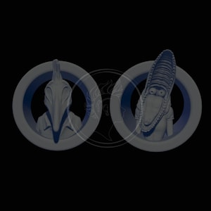 Op de afbeelding: Twee ronde, blauwe en witte decoratieve pluggen met een 3D-afbeelding van een wezen met een lange snavel en een groot hoofd.