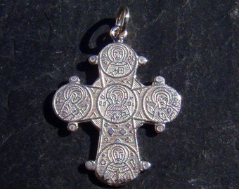 Silberkreuz mit Relief auf beiden Seiten - Kreuzanhänger