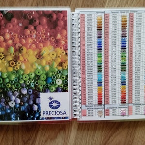 Tarjeta de muestra de cuentas de semillas con paleta de colores - Catálogo Preciosa Ornela. 910 muestras de cuentas de colores reales.