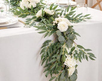 Guirnalda de boda de rosas blancas y follaje, camino de mesa floral artificial, guirnalda de eucalipto, decoración de arco, centro de mesa para bodas, decoración de sillas.