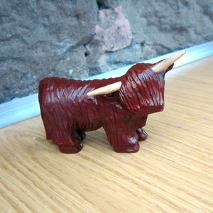 vache des Highlands, Highland Coo, écossaise. sculpté à la main dark red mahogany