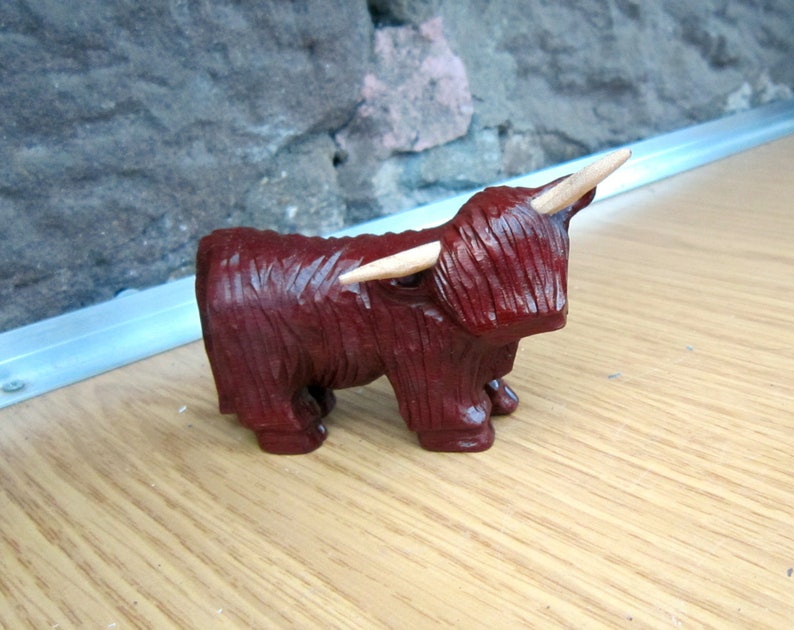 vache des Highlands, Highland Coo, écossaise. sculpté à la main dark red mahogany