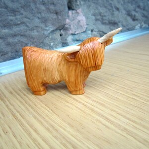 vache des Highlands, Highland Coo, écossaise. sculpté à la main swirley orange yew