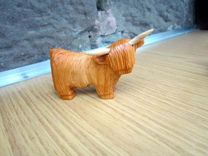 vache des Highlands, Highland Coo, écossaise. sculpté à la main swirley orange yew