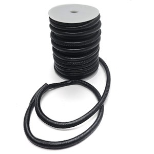 Può includere: Una bobina di cordoncino in pelle nera con superficie strutturata. Il cordoncino è avvolto su una bobina di plastica bianca. Una lunghezza del cordoncino si estende dalla bobina, formando un anello. Lo sfondo è bianco.