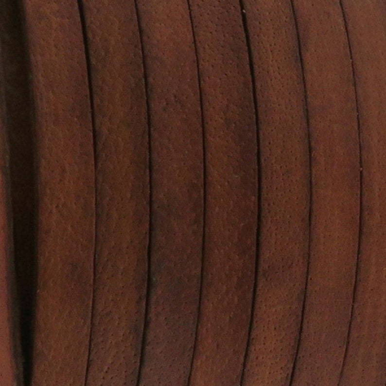 Flaches Lederband mit einer Breite von 5 mm und einer Dicke von ca. 1,5 mm. Ideal zum Basteln, für die Schmuckherstellung und fürs kreative Lederhandwerk in Antik Braun