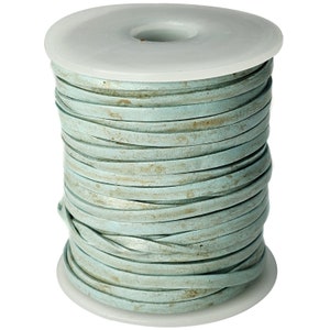 Flaches Lederband mit einer Breite von 3 mm und einer Dicke von ca. 1 mm. Ideal zum Basteln, für die Schmuckherstellung und fürs kreative Lederhandwerk