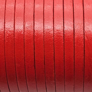 Flaches Lederband mit einer Breite von 5 mm und einer Dicke von ca. 1,5 mm. Ideal zum Basteln, für die Schmuckherstellung und fürs kreative Lederhandwerk in Rot