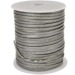 Flaches Lederband mit einer Breite von 3 mm und einer Dicke von ca. 1 mm. Ideal zum Basteln, für die Schmuckherstellung und fürs kreative Lederhandwerk