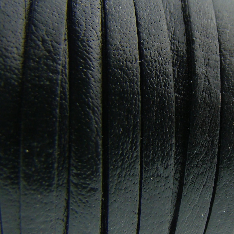 Flaches Lederband mit einer Breite von 5 mm und einer Dicke von ca. 1,5 mm. Ideal zum Basteln, für die Schmuckherstellung und fürs kreative Lederhandwerk in Schwarz