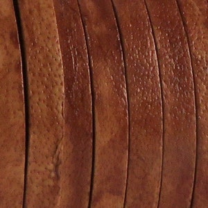 Flaches Lederband mit einer Breite von 5 mm und einer Dicke von ca. 1,5 mm. Ideal zum Basteln, für die Schmuckherstellung und fürs kreative Lederhandwerk in Antik Hellbraun