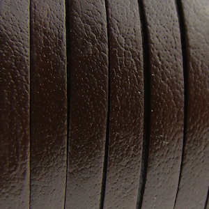 Flaches Lederband mit einer Breite von 5 mm und einer Dicke von ca. 1,5 mm. Ideal zum Basteln, für die Schmuckherstellung und fürs kreative Lederhandwerk in Braun