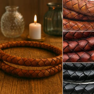Puede incluir: Primer plano de un cordón de cuero trenzado en tonos marrones y negros. La imagen destaca el intrincado patrón tejido, ideal para la creación de joyas o artesanías. Una vela encendida y frascos de vidrio se encuentran en el fondo.